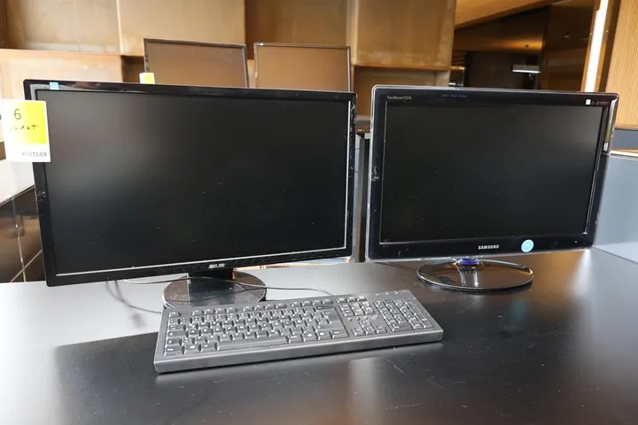 2 x Bildschirm 1 x Tastatur